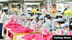 지난 9월 개성공단 내 'SK어패럴' 근로자들이 제품을 생산 중이다. (자료사진)