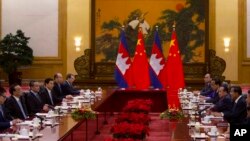 រូបឯកសារ៖ គណៈប្រតិភូ​កម្ពុជា​ដែល​ដឹកនាំ​ដោយ​លោក​នាយករដ្ឋមន្ត្រី ហ៊ុន សែន ជួប​ជាមួយនឹង​គណៈប្រតិភូ​ចិន ដែល​ដឹកនាំ​ដោយ​​នាយករដ្ឋមន្ត្រី​ចិន លោក Li Keqiang នៅ​មហាសាល​ប្រជាជន​ក្នុង​ទីក្រុង​ប៉េកាំង ប្រទេស​ចិន កាល​ពី​ថ្ងៃ​ទី​២២ ខែមករា ឆ្នាំ​២០១៩។