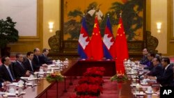 រូបឯកសារ៖ គណៈប្រតិភូ​កម្ពុជា​ដែល​ដឹកនាំ​ដោយ​លោក​នាយករដ្ឋមន្ត្រី ហ៊ុន សែន ជួប​ជាមួយនឹង​គណៈប្រតិភូ​ចិន ដែល​ដឹកនាំ​ដោយ​​នាយករដ្ឋមន្ត្រី​ចិន លោក Li Keqiang នៅ​មហាសាល​ប្រជាជន​ក្នុង​ទីក្រុង​ប៉េកាំង ប្រទេស​ចិន កាល​ពី​ថ្ងៃ​ទី​២២ ខែមករា ឆ្នាំ​២០១៩។ (AP Photo/Ng Han Guan, Pool) 