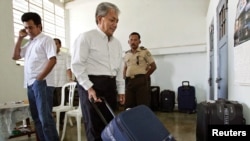 Salah seorang anggota Gerakan Aceh Merdeka (GAM), Tengku Muhammad di Lampok Awe menaruh kopernya di sel penjara Sukamiskin, Bandung, pada 2005. (Foto: Dok)