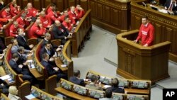 Lawmaker and Chairman of the Ukrainian opposition party Udar (Punch) and WBC Heavyweight Champion boxer Vitali Klitschko, speaks to lawmakers during the parliament session in Kyiv, Ukraine, Nov. 13, 2013. 