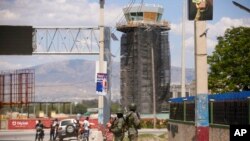 아이티 군인들이 4일 수도 포르토프랭스에 있는 국제공항 입구에서 경계를 강화하고 있다. (자료사진)
