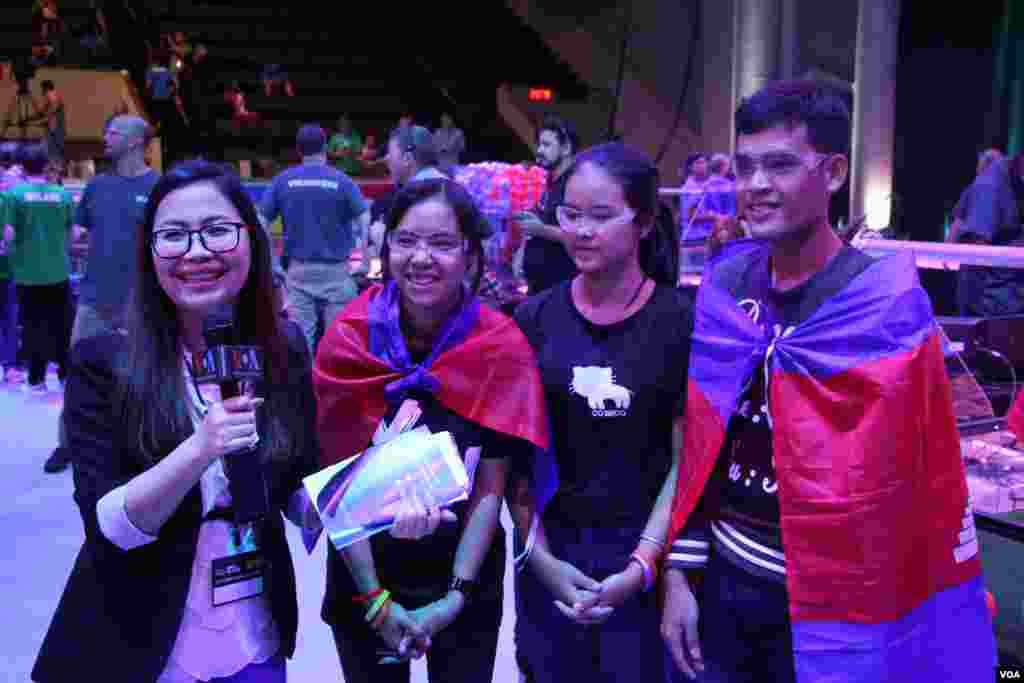 ក្រុមយុវជន​កម្ពុជា​ផ្តល់​បទសម្ភាសន៍​ដល់​ VOA ក្រោយ​ទទួល​បាន​ជ័យជមុ្នះនៅ​ក្នុង​ការ​ប្រកួត​បញ្ជា​មនុស្ស​យន្ត​ជុំ​ទី​១មួយនៅ​សាល​សម្តែង​សិល្បៈ​ DAR Constitution Hall​ ក្នុង​រដ្ឋធានី Washington ​នៅ​ថ្ងៃ​ទី​១៧ ​ខែ​កក្កដា ​ឆ្នាំ​២០១៧។ (ណឹម សុភ័ក្រ្តបញ្ញា/ VOA)