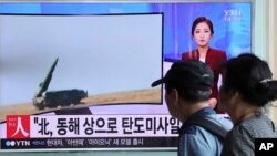 People watch a TV news program reporting about North Korea's missile launch, at the Seoul Train Station in Seoul, South Korea, Sept. 5, 2016. 