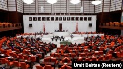 2일 터키 앙카라에서 열린 의회 본회의에서 ISIL에 대한 군사행동 사전 동의안이 표결에 부쳐졌다.