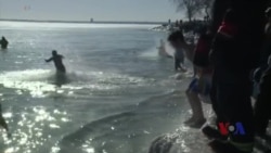 不畏罕见严寒气候 美国多地冬泳出台