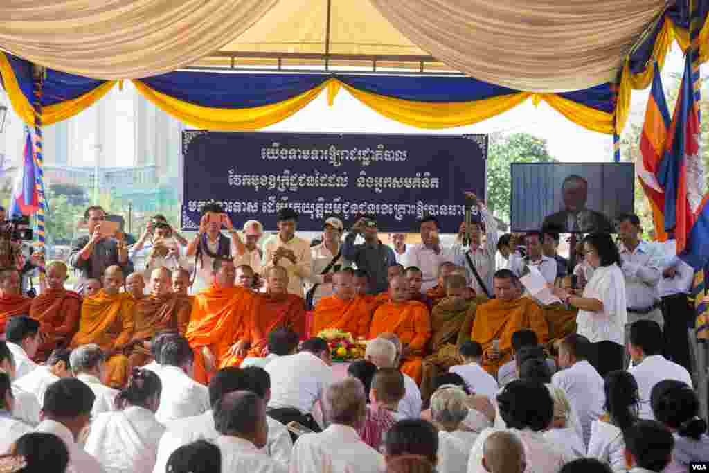 ពិធី​បង្សុកូល​នៅ​ស្តូប​ ក្នុង​សួនច្បារ​វត្តបុទុមវត្តី​ ដើម្បី​ឧទ្ទិស​កុសល​ជូន​ដល់​វិញ្ញាណកន្ធ​ អ្នក​បាត់បង់​ជីវិត​ក្នុង​ការ​វាយ​ប្រហារ​​​ដោយ​ការគប់​គ្រាប់បែក​ឆ្នាំ​១៩៩៧​ ក្នុង​រាជធានី​ភ្នំពេញ​ កាលពី​ថ្ងៃទី​៣០​ ខែ​មីនា​ ឆ្នាំ​២០១៧។ (ហ៊ាន សុជាតា/ VOA)