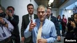 Les députés républicains, en colère, devant la salle d’audition de la Commission du renseignement de la Chambre des Représentants à Capitol Hill, à Washington, le 23 octobre 2019.