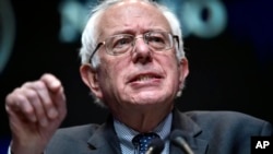 
Le candidat démocrate , le sénateur Bernie Sanders , I- Vt . parle à l'Association nationale des fonctionnaires élus et nommés Latino , le vendredi 19 Juin , 2015, à Las Vegas . (AP Photo / David Becker )
