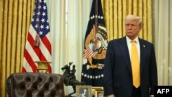 Presidenti Trump duke folur nga Zyra Ovale (21 shkurt 2025)