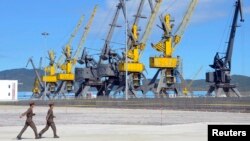 지난해 9월 북한 라진에서 러시아 라진-하산간 철도 개통식이 열린 가운데, 북한 군인들 뒤로 라진항 부두 시설이 보인다.