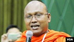 រូបឯកសារ៖ ព្រះតេជគុណ​ ប៊ុត ប៊ុនតិញ សកម្មជន​បរិស្ថាន​នៃ​បណ្ដាញ​ព្រះសង្ឃ​ឯករាជ្យ​មាន​សង្ឃដីកានៅ​ក្នុង​​​វេទិកា​ថ្នាក់ជាតិ​លើកទីមួយ​ស្ដី​អំពី​ «​ការការពារ និង​អភិរក្ស​ធនធាន​ធម្មជាតិ​»​ នៅ​វិមា​ន​សន្តិភាព នៅ​ថ្ងៃ​ច័ន្ទ ទី​២២​ ខែ​សីហា ឆ្នាំ​២០១៦ ក្នុង​រាជធានីភ្នំពេញ។ ​(ឡេង ឡែន/VOA)​