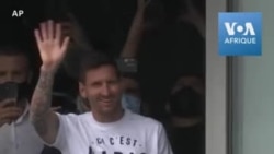 Football: Messi salue les supporters du PSG à son arrivée au Bourget