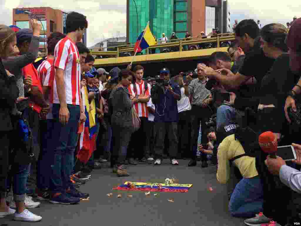 El joven fue asesinado en la avenida principal de las Mercedes en Caracas, Venezuela. Foto: Álvaro Algarra.