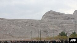 Eron yadroviy dasturini qo'llab-quvvatlagan talabalar Isfahondagi uranni boyitish inshooti yaqinida aksiya uyushtirdi. 2011-yil noyabr