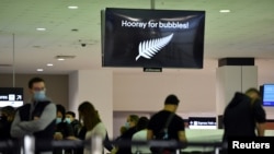 Penumpang keberangkatan ke Selandia Baru menunggu untuk check-in, saat perjalanan bebas karantina antara Australia dan Selandia Baru dimulai, di Bandara Internasional Sydney, Australia, 19 April 2021. (Foto: via Reuters)