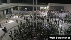 926冲进并占领公民广场的近百位学生和市民均遭拘捕(苹果日报图片)