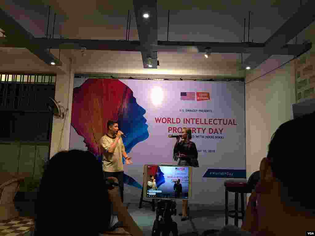 អ្នកនិពន្ធបទចំរៀងនិងជាអ្នកចំរៀងដ៏មានប្រជាប្រិយ កញ្ញា Nikki Nikki បកស្រាយបទចម្រៀងជាមួយនឹងលោក ឈិត សុវណ្ណនិមិត្ម ក្នុង កិច្ចពិភាក្សាស្តីពីកម្មសិទ្ធិបញ្ញា និងឧស្សាហកម្មតន្រ្តីកម្ពុជា ដែលប្រព្រឹត្តនៅមជ្ឈមណ្ឌលបុប្ផាណា ដើម្បីអបអរទិវាកម្មសិទ្ធិបញ្ញាពិភពលោក កាលពីថ្ងៃទី១០ ខែ ឧសភា ឆ្នាំ ២០១៨ រាជធានីភ្នំពេញ ប្រទេសកម្ពុជា។(ទុំ ម្លិះ/VOA)