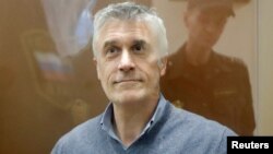 Pendiri perusahaan investasi "Baring Vostok", Michael Calvey, saat menghadiri pengadilan di Moskow, Rusia (15/2). 