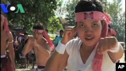 អ្នក​សំដែង​​​ក្បាច់​​ប្រដាល់​​ខ្មែរ​​កំពុង​ហាត់​ក្នុង​​ពិធី​បុណ្យ​សមុទ្រ នៅឆ្នេរ​សមុទ្រ​​ក្រុងព្រះសីហនុ។​