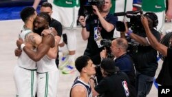 Zagrljaj udranog tandema Seltiksa Džejsona Tejtuma i Džejlena Brauna (Foto: AP/Tony Gutierrez) 