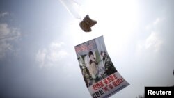 Balon yang membawa selebaran propaganda di kota perbatasan Korea Utara dalam peringatan genap enam tahun penenggelaman kapal Korea Selatan di Paju, Korea Selatan (26/2). 