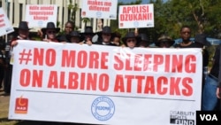 People with albinism march to the Malawi parliament in Lilongwe, Malawi, May 24, 2016. (L. Masina/VOA)