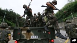 지난해 8월 미-한 연합군사훈련인 '을지프리덤가디언' 연습에 참가한 한국 군인들이 서울에서 대테러 작전을 벌이고 있다. (자료사진)