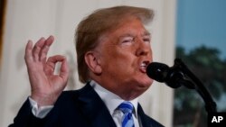 도널드 트럼프 미국 대통령이 8일 백악관 외교 응접실에서 에서 이란 핵협정 탈퇴를 발표하고 있다. 