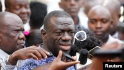 Kizza Besigye of the Forum for Democratic Change speaks to the media, Oct. 4, 2016. According to attorney Ladislaus Rwakafuzi, Uganda's main opposition leader was prevented was meeting Rwakafuzi, November 16, 2016. 