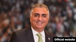 رضا پهلوی، پسر محمد رضا شاه پهلوی، آخرین شاه ایران، که حال ۵۷ ساله است، در سن ۱۷ سالگی کشورش را ترک کرد