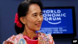 6일 버마의 행정 수도 네피도에서 열린 세계경제포럼 토론에 참가한 야당 지도자 아웅산 수치.