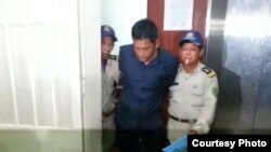 សៀង វាសនា (កណ្តាល) ដែល​គេ​សង្ស័យ​ថា ជា​ជន​ដៃ​ដល់​នៅ​ក្នុង​អំពើ​ឃាតកម្ម​ទៅ​លើ​លោក​ឧកញ៉ា​អ៊ឹង ម៉េងជឺ។ (ផ្តល់​ឲ្យ​ដោយ​គ្រួសារ​ជន​រង​គ្រោះ)