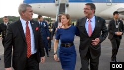 28일 싱가포르 공항에 도착한 애슈턴 카터 미국 국방장관(오른쪽)이 커크 왜거 미국 대사(왼쪽)의 환영을 받고 있다.