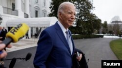 조 바이든 미국 대통령이 18일 백악관 출입기자들과 환담하고 있다.