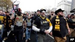 Pristalice predsednika Donalda Trampa u odeći sa simbolima grupe Ponosni momci pristustvuju mitingu na trgu Fridom plaza u Vašingtonu, 12. decembra 2020.