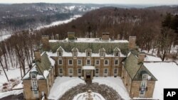 미국 뉴욕주 맨해튼 검찰청의 조사를 받고 있는 도널드 트럼프 전 대통령의 소유물 뉴욕주 마운트 키스코의 세븐 스프링스 맨션.