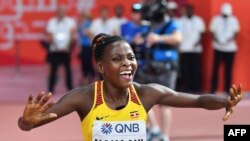 Halimah Nakaayi célèbre sa victoire sur 800m aux Mondiaux d'athlétisme Doha 2019, Qatar, le 30 septembre 2019.