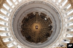 지난 2020년 타계한 미국 인권운동 지도자 존 루이스 전 연방하원의원의 관이 워싱턴 연방의사당 로툰다에 안치됐다.