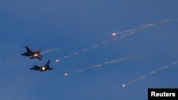 资料照：台湾空军F-16战机在北部的新北市上空进行训练。（2023年7月20日）