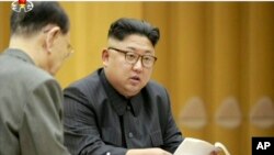 Le leader de la Corée du Nord Kim Jong-Un lors d’une réunion du présidium du bureau politique du Comité central, dans une vidéo diffusée par la télévision nord-coréenne KRT, 3 septembre 2017.