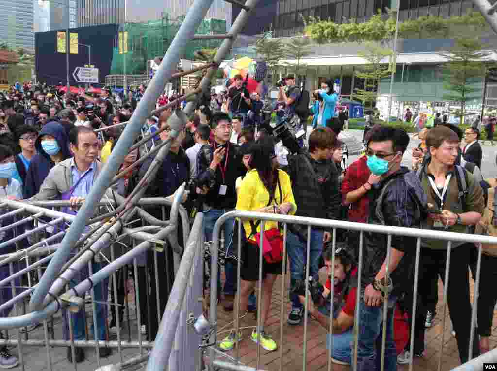 高等法院执达主任在金钟中信大厦展开清理障碍物行动（美国之音海彦拍摄）