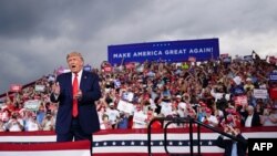 លោកប្រធានាធិបតី Donald Trump ឈរនៅលើវេទិកាសម្រាប់ការថ្លែងសុន្ទរកថាក្នុងយុទ្ធនាការឃោសនារកសំឡេងឆ្នោត នៅអាកាសយានដ្ឋាន Smith-Reynolds Regional ក្នុងទីក្រុង Winston-Salem រដ្ឋ North Carolina ថ្ងៃទី ៨ ខែកញ្ញា ឆ្នាំ២០២០។