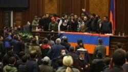 დემონსტრანტები სომხეთის პარლამენტში