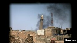 Menara Al-Hadba terlihat dari jendela bangunan di kota tua Mosul, Irak, 1 Juni 2017. (REUTERS/Alaa Al-Marjani)