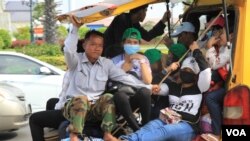 រថយន្ត​ឈ្នួល​ ដឹក​មនុស្ស​លើស​ចំនួន​កំណត់​ នា​ឱកាស​បុណ្យ​ចូលឆ្នាំ​ខ្មែរ​ ក្នុង​រាជធានី​ភ្នំពេញ​ នៅ​ថ្ងៃទី​១៣ ខែ​មេសា​ ឆ្នាំ​២០១៧។ (ហ៊ាន សុជាតា/ VOA)