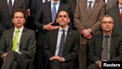 Menteri Keuangan Siprus Harris Georgiades (tengah) dan Gubernur Bank Sentral Siprus Panicos Demetriades (kanan) hadir dalam pertemuan pejabat keuangan Uni Eropa di Dublin, Irlandia (12/4). 