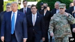  President Donald Trump (G) azali kotambola na bayi bokengi pene na ndako ya Nzambe St Jean, na Washington, 1er juin 2020.