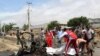 Petugas medis tiba di lokasi tempat terjadinya serangan bom bunuh diri di dalam mobil yang menargetkan pejabat polisi di Mogadishu pada 10 Juli 2021. 