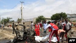 Petugas medis tiba di lokasi tempat terjadinya serangan bom bunuh diri di dalam mobil yang menargetkan pejabat polisi di Mogadishu pada 10 Juli 2021. 
